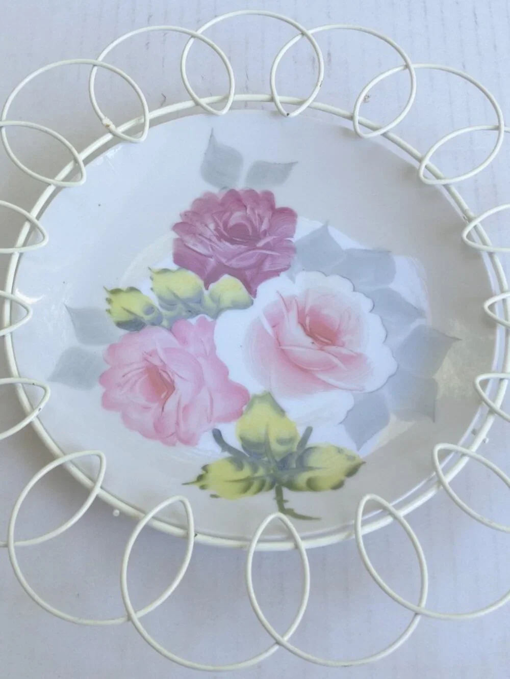 Vintage Floral Wall Hanger Plates with Scalloped Wire - Set of 3
